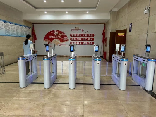 Oficina Carril de velocidad Tornocil Tarjeta Dedo Facial Código QR Tiempo de asistencia Control de seguridad